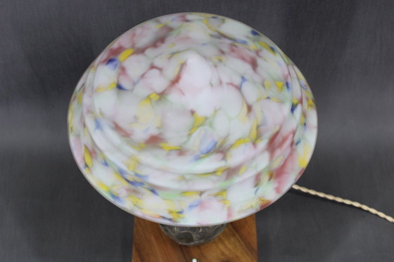 Image 1 of Lámpara de mesa de latón restaurada de los años 40 con base de madera y pantalla de cristal