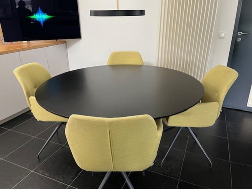 MDF Italia design eettafel met 4 Mobitec draaibare stoelen