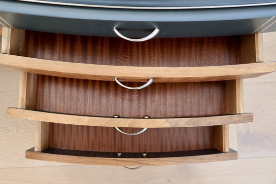 Image 1 of Ensemble de chambre à coucher remis à neuf, de style Mid Century - Noyer strié, Grachtengroen et accents argentés
