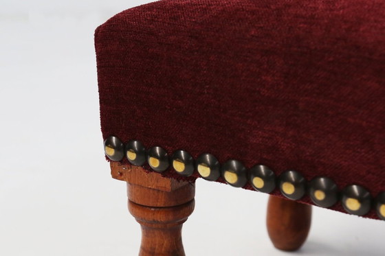 Image 1 of Vintage Art Deco Kruk in rood fluweel met houten poten, jaren 1930