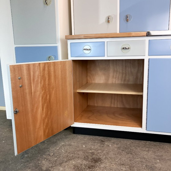 Image 1 of Muebles de cocina, azul pastel y gris claro, estilo años 60, mediados de siglo.