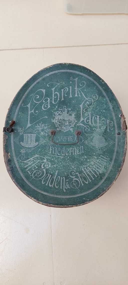 Antieke hoedendoos met inhoud