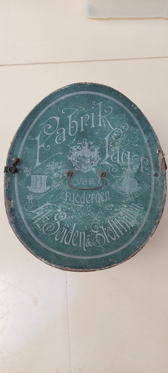 Image 1 of Antieke hoedendoos met inhoud