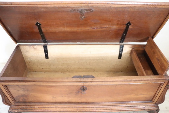 Image 1 of Arcón de mantas antiguo de nogal, Italia Principios del siglo XVIII