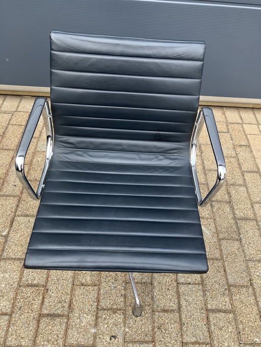 Chaise de bureau Vitra EA108 en cuir noir et aluminium
