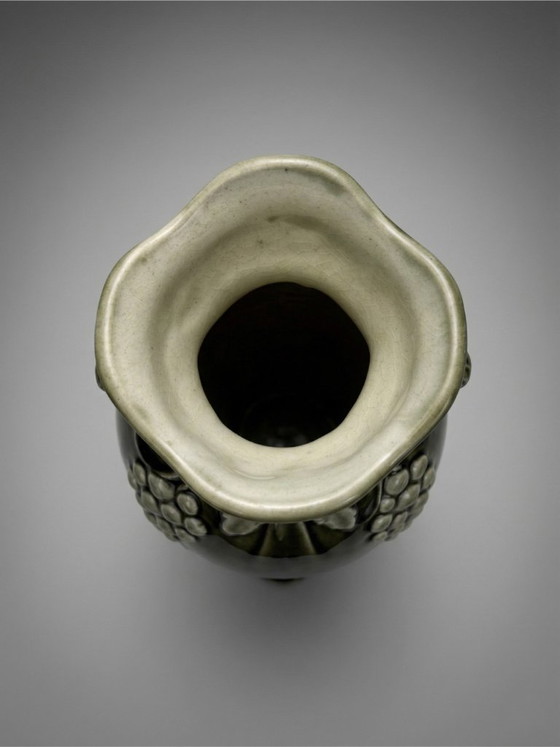 Image 1 of Art Nouveau vaas van De Bruyn – Model 4696 – Reliëf druivendecoratie – Geglazuurd keramiek – 29 cm