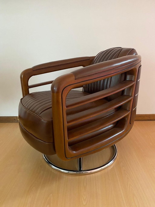 Bellissima poltrona in pelle in stile Art Déco con tavolino laterale