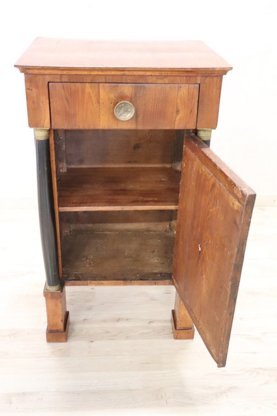 Image 1 of Antico comodino in noce, Italia, inizio XIX secolo