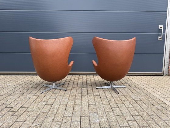 Image 1 of 2 poltrone Egg Chair di Fritz Hansen degli anni '60 in pelle color cognac, in condizioni perfette!
