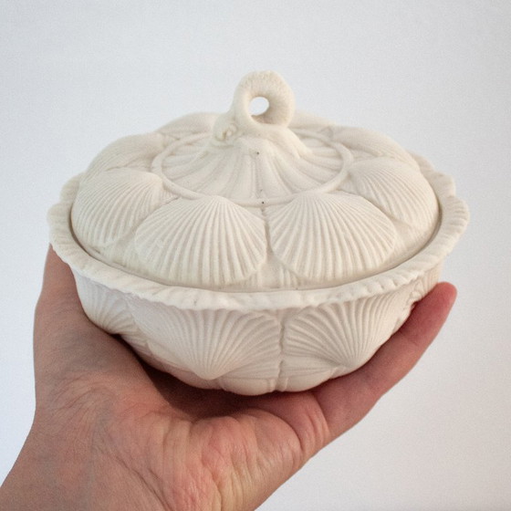 Image 1 of Antike Butterdose aus den 1860er Jahren, Muschelmotiv, Bonbonniere aus Steingut