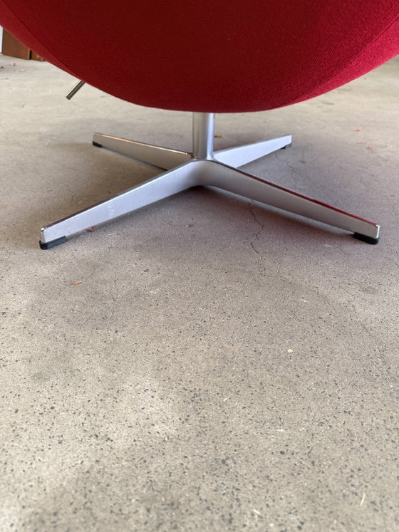 Silla Egg de Fritz Hansen diseñada por Arne Jacobsen (Stock: 2) – Sillones, Textile, Aluminium (photo 12 of 12)