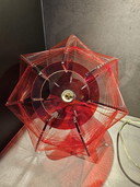 Paul secon? Futuristische Pendelleuchte aus Plexiglas und Nylonfaden im Weltraumzeitalter.