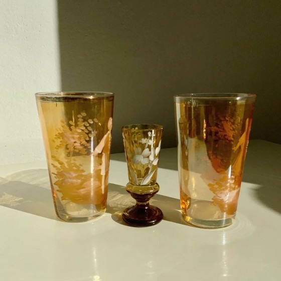 Image 1 of Paar antiker böhmischer Mary Gregory-Trinkgläser aus bernsteinfarbenem Glas, handbemalt mit Emaille, ca. 1890-1910