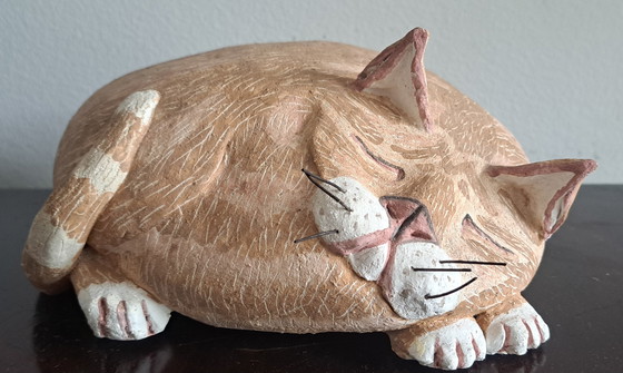Image 1 of Sculpture en céramique d'un chat enroulé sur lui-même