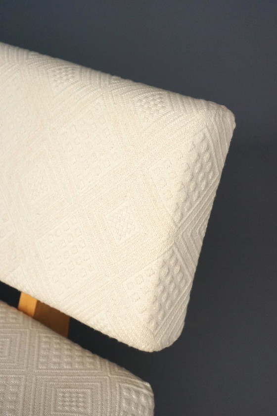 Image 1 of Compacte designbank uit de jaren 60 met houten onderstel in de stijl van Pastoe