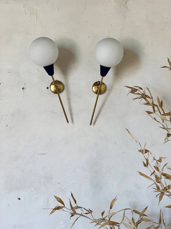 Image 1 of Een paar vintage wandlampen van messing en opaalglas.