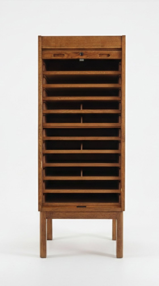 Image 1 of Armadietto vintage con anta a rulli dell'archivio Åtvidabergs, (Svezia, 1900 circa)