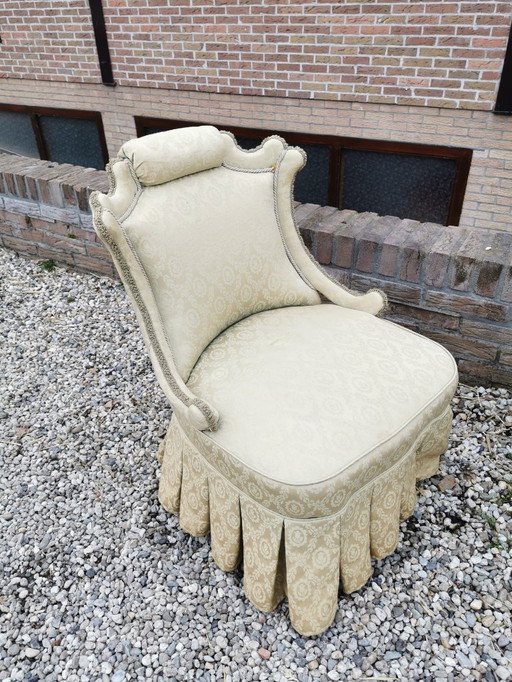 Chaise à tricoter ancienne avec tissu original et jupe plissée
