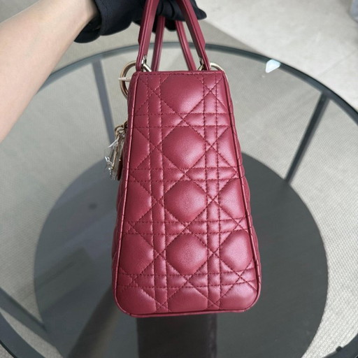 DIOR LADY MEDIUM - PELLE DI AGNELLO CANNAGE BORDEAUX ROSSO SCURO, DETTAGLI ORO, CINTURINO REGOLABILE
