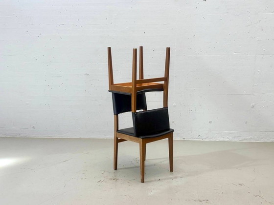 Houten stoelen uit het midden van de 20e eeuw met zwarte bekleding, jaren 60. – Eetkamerstoelen, Wood (photo 13 of 14)