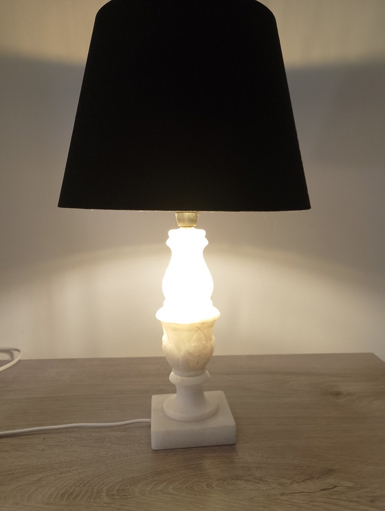 Image 1 of Lampe vintage albâtre véritable sculpté lumineux abat jour noir et or neuf électricité conforme excellent etat