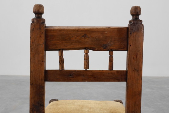 Image 1 of Sedia laterale spagnola in rovere intagliata a mano del XIX secolo con seduta in velluto