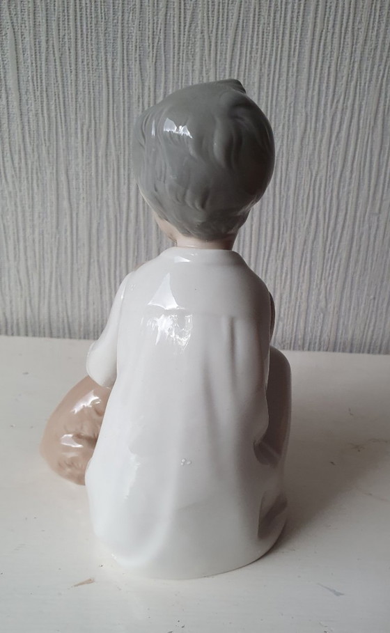 Image 1 of Authentic Lladro "Boy with dog" - porcelain figurine 20 cm