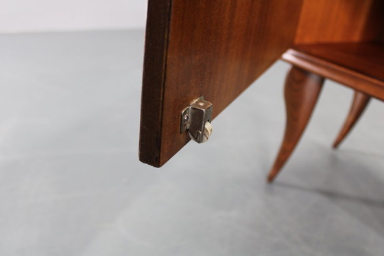 Image 1 of Pareja de mesillas de noche italianas de mediados de siglo en nogal con tapa de cristal, años 50