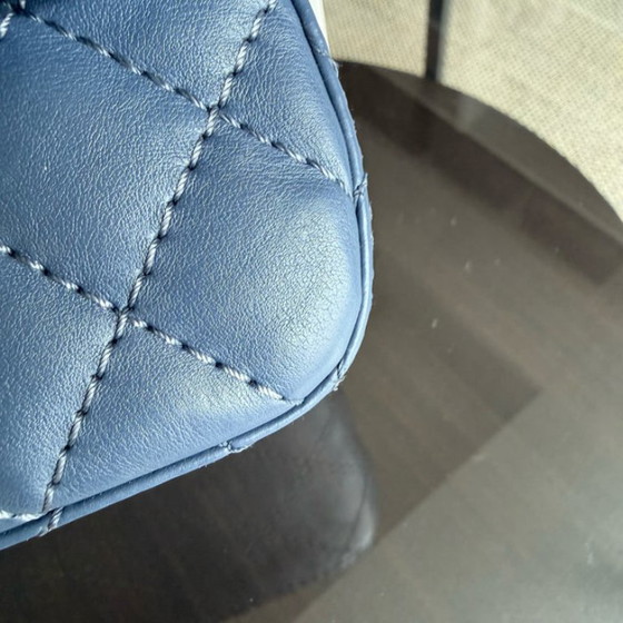 Image 1 of Chanel 2.55 Reissue 225 - 24 cm Caviar trapuntato blu con finiture dorate Serie 23