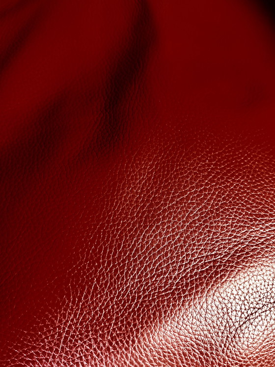 Image 1 of 2 vintage LC2 Le Corbusier stoelen in rood leer, Italië, jaren 80