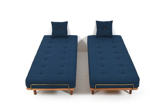 Image 1 of Nieuw gestoffeerd paar GE-19 Hans Wegner slaapbanken