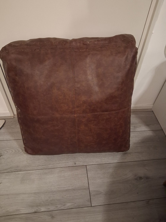 Image 1 of Magnifique pouf vintage fait main en cuir marron/bordeaux.