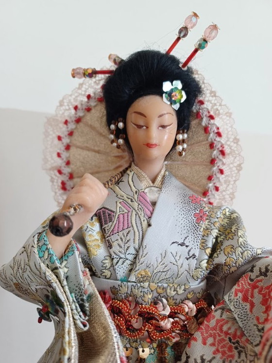 Image 1 of Set di statuette vintage di geisha giapponesi, dipinte a mano e ricche di dettagli.