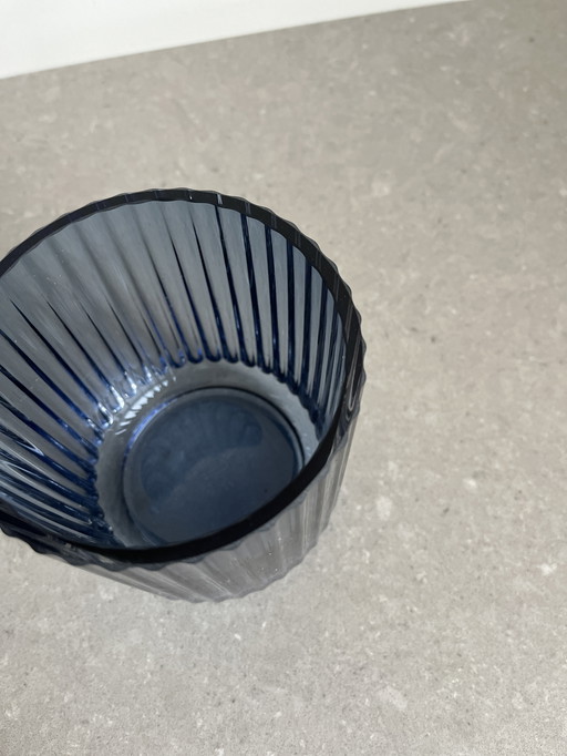 Portavelas de té azul Lyngby en vidrio estriado