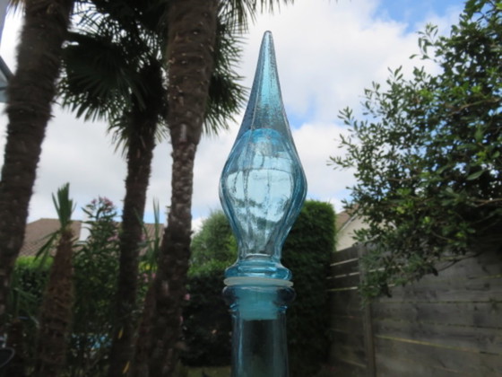 Image 1 of Botella gigante, jarra, Empoli, Italia, vidrio azul con puntas de diamante. Décadas de 1960-1970.