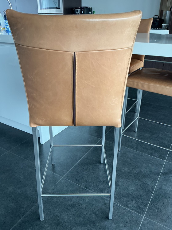 Image 1 of Sala da pranzo completa con 8 sedie in pelle, 3 sgabelli da bar e tavolino da caffè