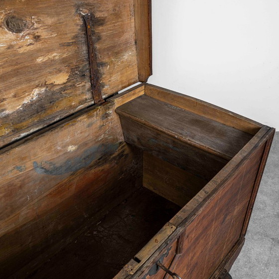 Image 1 of Cassapanca in legno con coperchio, fine XVIII secolo.