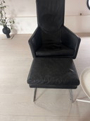 2 sillones y otomana Don de piel negra. Marca Gerard van den Berg.