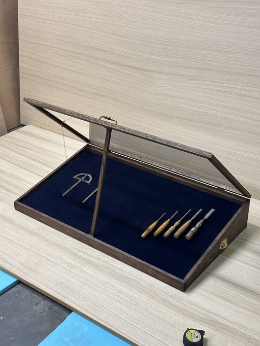 Vetrina realizzata a mano in rovere massello