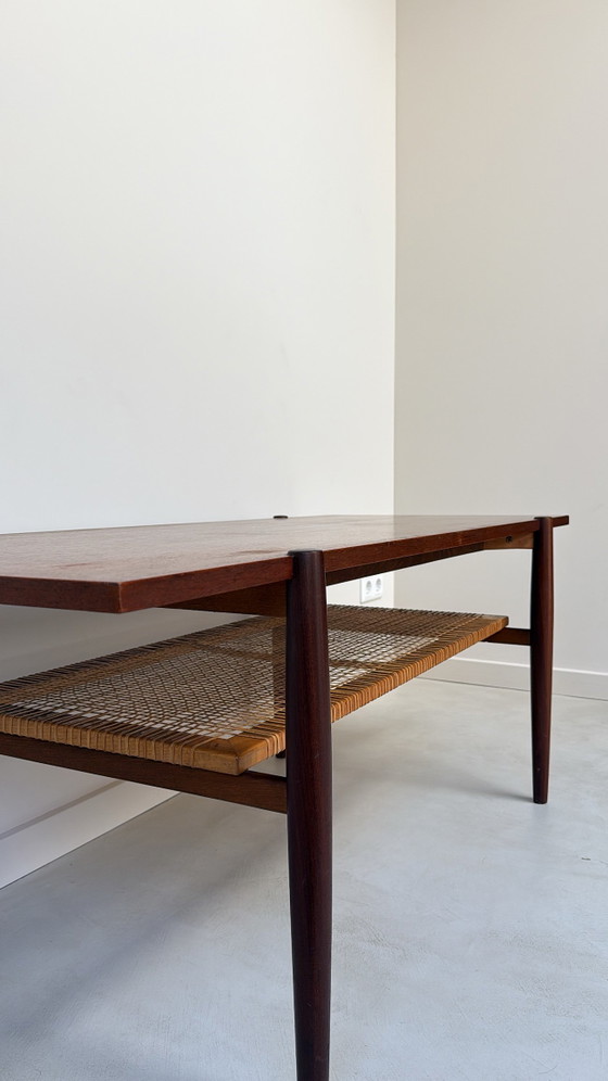 Table basse vintage en bois avec étagère inférieure en osier – Tables basses, Wood, Wicker (photo 7 of 10)
