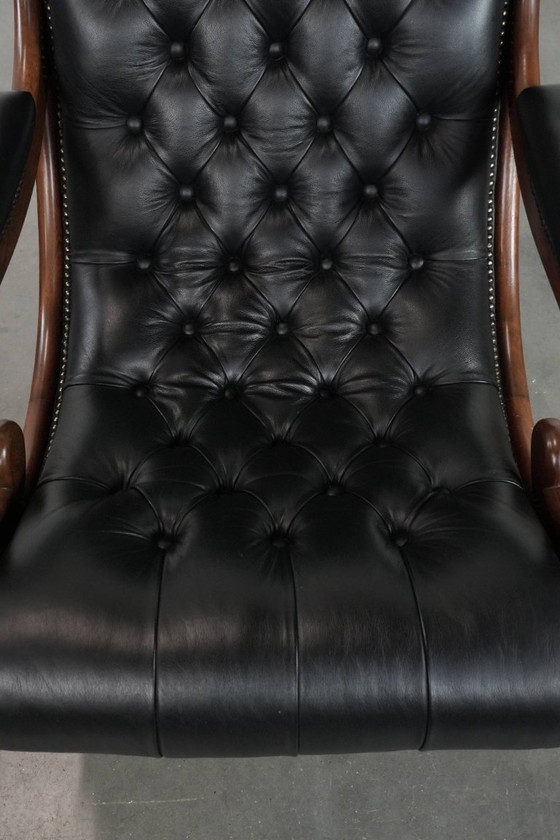 Image 1 of Poltrona Chesterfield in pelle di vacchetta nera, classica e confortevole, in buone condizioni