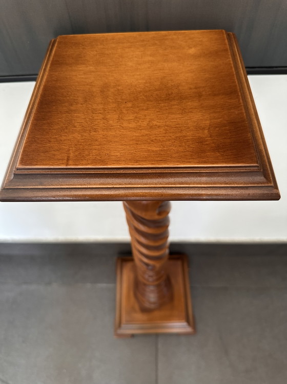 Image 1 of Colonna/piedistallo vintage in legno con struttura tornita (a spirale) – 88 cm