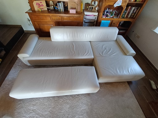 Sofá de cuero blanco con chaise longue