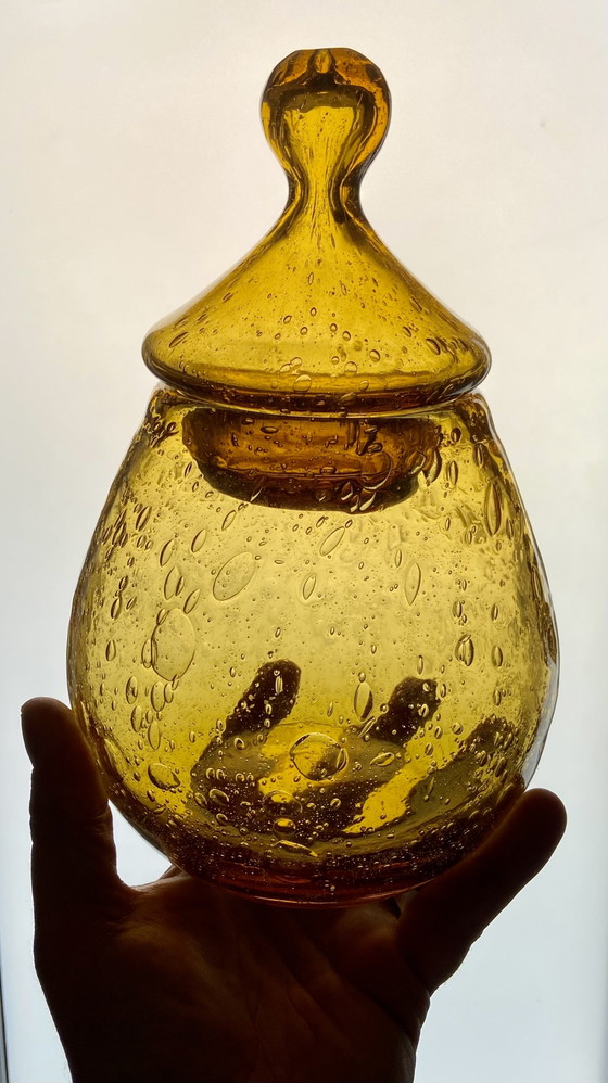 Image 1 of Vintage Biot Amberkleurige bubbelglazen bonbonnière met deksel – Frans handgeblazen glas – jaren 60