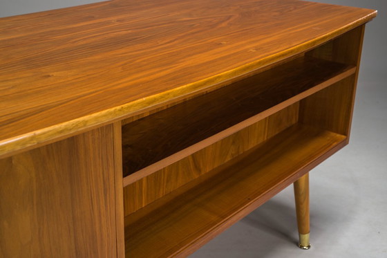 Image 1 of Freistehender Schreibtisch in Nussbaum, 1960er Jahre