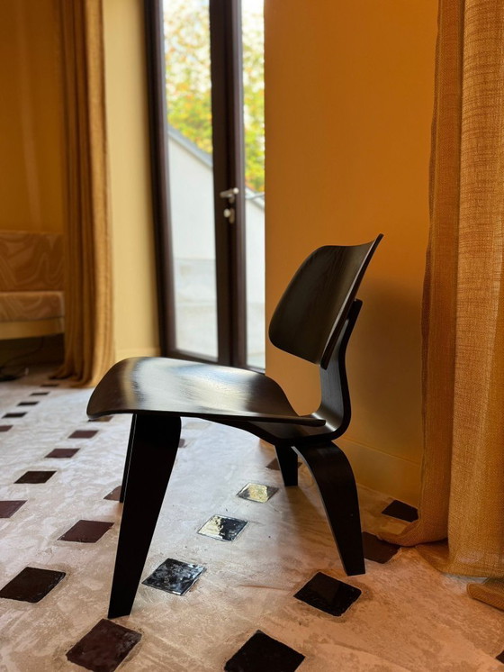 Image 1 of Sillón Vitra Eames LCW negro