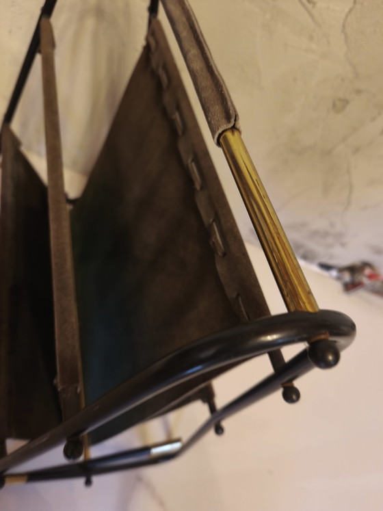 Mid-century 3-tier Magazine rack in Leather / Brass in Carl Auböck Style, 1950s – Metal (photo 7 of 8)