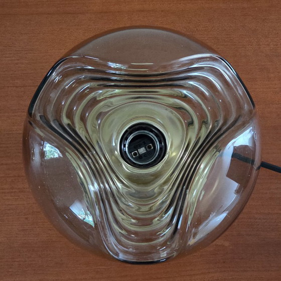 Image 1 of Vintage Space Age tafellamp – Peill & Putzler “Wave” / “Futura” – 1970s Duitsland – Rookglas en Metaal – Ø 22 cm. Space Age