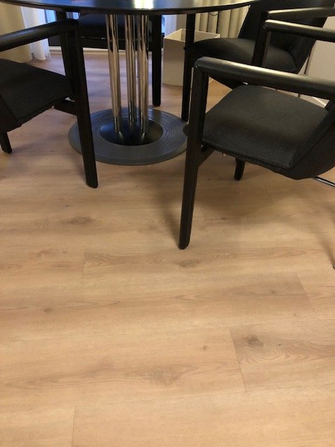 Dining area – Leolux, Dining chairs, Leather, Polyester (photo 3 of 5)
