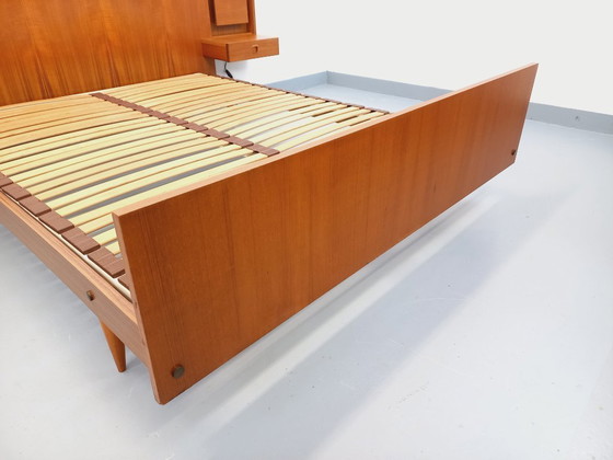 Image 1 of Lit double vintage style scandinave en teck des années 60 avec chevets lumineux intégrés et sommier